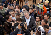 Afectados por inundaciones lanzan barro e insultos a los reyes de España Afectados por inundaciones lanzan barro e insultos a los reyes de España