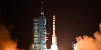 Tripulantes de la estación espacial china regresan tras 6 meses en órbita Tripulantes de la estación espacial china regresan tras 6 meses en órbita