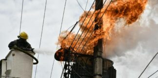 Conductor choca, provoca incendio y deja a miles sin electricidad, en St. Paul Conductor choca contra transformador, provocando incendio en un pub de St. Paul y dejando a miles sin electricidad