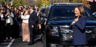 Personal de la Casa Blanca recibe a Kamala Harris con aplausos Personal de la Casa Blanca recibe a Kamala Harris con aplausos