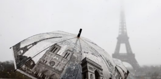 Temporal de nieve en París obliga al cierre de la torre Eiffel