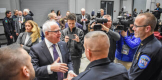 El gobernador Tim Walz anuncia millonario apoyo para la policía de Faribault, MN El gobernador Tim Walz anuncia millonario apoyo para la policía de Faribault, MN
