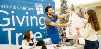 Catholic Charities Giving Tree inicia el fin de semana en el Mall of America Catholic Charities Giving Tree inicia el fin de semana en el Mall of America