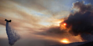 Incendio forestal obliga a evacuar a más de 20 mil personas, en California Incendio forestal obliga a evacuar a más de 20 mil personas, en California