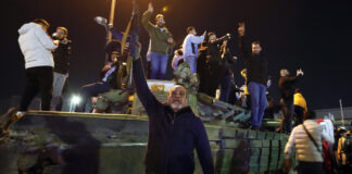 A mitad de los bombardeos liberan cientos de presos sirios torturados en prisión A mitad de los bombardeos liberan cientos de presos sirios torturados en prisión