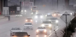 Tormentas eléctricas amenazan a Texas y Luisiana, retrasando a vacacionistas Tormentas eléctricas amenazan a Texas y Luisiana, retrasando a vacacionistas