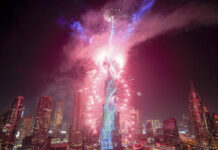 El mundo recibe al 2025 con luces, abrazos y zambullidas en el hielo El mundo recibe al 2025 con luces, abrazos y zambullidas en el hielo