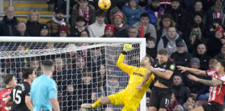 El portero del West Ham, está alerta y consciente tras ser retirado en camilla El portero del West Ham, está alerta y consciente tras ser retirado en camilla