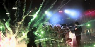 Manifestantes usan “ametralladoras” de fuegos artificiales en Tiflis, Georgia Manifestantes usan “ametralladoras” de fuegos artificiales en Tiflis, Georgia