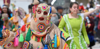 La lluvia no detiene a los danzantes del Carnaval de Negros y Blancos en Colombia