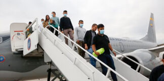 Aterriza en Bogotá el primer avión colombianos con deportados de EEUU Aterriza en Bogotá el primer avión colombianos con deportados de EEUU
