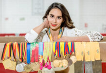 Critican a la atleta olímpica Elsa García por tirar la bandera de México Critican a la atleta olímpica Elsa García por tirar la bandera de México