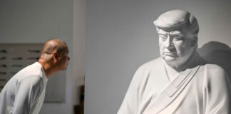 Estatuas de Trump con la pose de Buda triunfan en China Estatuas de Trump con la pose de Buda triunfan en China