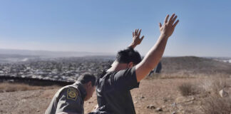 Detención de migrantes en EEUU elevan ganancias de cárceles privadas y “polleros” Detención de migrantes en EEUU elevan ganancias de cárceles privadas y "polleros"