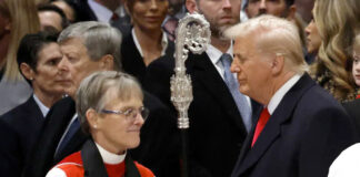 Trump se incomoda ante petición de “misericordia” para gays e indocumentados Trump se incomoda ante petición de "misericordia" para gays e indocumentados