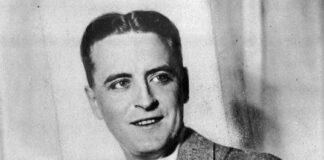 Roban estatua de F. Scott Fitzgerald de su antigua escuela en St. Paul Roban estatua de F. Scott Fitzgerald de su antigua escuela en St. Paul