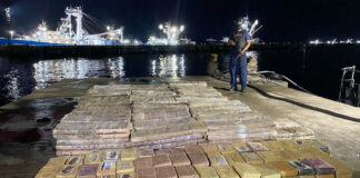 Armada de Ecuador decomisa dos toneladas de cocaína en un buque carguero Armada de Ecuador decomisa unas dos toneladas de cocaína en un buque