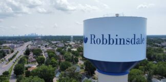 Robbinsdale despedirá a más de 200 empleados por déficit presupuestario Robbinsdale despedirá a más de 200 empleados por déficit presupuestario