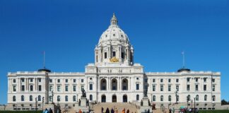 Legisladores de Minnesota consideran un programa de seguro de auto de bajo costo Legisladores de Minnesota consideran un programa de seguro de auto de bajo costo