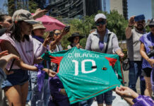 Feministas queman playera de Cuauhtémoc Blanco; exigen la destitución del diputado Feministas queman playera de Cuauhtémoc Blanco; exigen la destitución del diputado