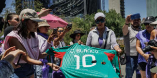 Feministas queman playera de Cuauhtémoc Blanco; exigen la destitución del diputado Feministas queman playera de Cuauhtémoc Blanco; exigen la destitución del diputado