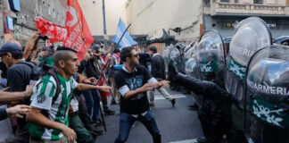 Policías chocan con jubilados, hinchas y sindicatos en Argentina; hay decenas de heridos Policías chocan con jubilados, hinchas y sindicatos en Argentina; hay decenas de heridos