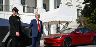 Elon Musk entrega a Trump el Tesla S que compró; “es un gran auto”, dice Donald Elon Musk entrega a Trump el Tesla S que compró; “es un gran auto”, dice Donald
