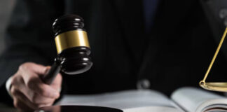 Juez ordena a Trump reinstalar a trabajadores a prueba despedidos Juez ordena a Trump reinstalar a trabajadores a prueba despedidos