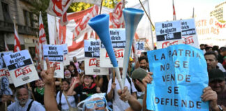 Miles se suman a marcha antigobierno en apoyo a jubilados, en Buenos Aires Miles se suman a marcha antigobierno en apoyo a jubilados, en Buenos Aires
