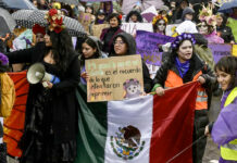 Mujeres marchan en el mundo contra la violencia de género y a favor de sus derechos Mujeres marchan en el mundo contra la violencia de género y a favor de sus derechos