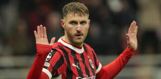 Santi Giménez falla penalti del Milán; hinchas del Napoli se burlan del mexicano Santiago Giménez falla penalti; la afición del Napoli se burla del mexicano