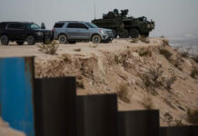 Tanqueta del ejército de EEUU vigila cruce de migrantes en Ciudad Juárez y El Paso Tanqueta del ejército de EEUU vigila cruce de migrantes en Ciudad Juárez y El Paso