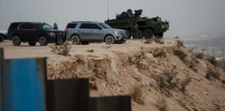 Tanqueta del ejército de EEUU vigila cruce de migrantes en Ciudad Juárez y El Paso Tanqueta del ejército de EEUU vigila cruce de migrantes en Ciudad Juárez y El Paso