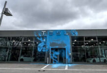 Activistas vandalizan concesionario de Tesla en Berlín en protestas contra Elon Musk Activistas vandalizan concesionario de Tesla en Berlín en protestas contra Elon Musk