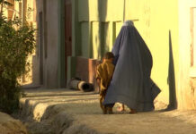 Talibanes prohíben las voces de mujeres en la radio, en Afganistán Talibanes prohíben las voces de mujeres en la radio, en Afganistán