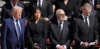 Donald Trump rompió el protocolo de atuendo en el funeral del papa Francisco Donald Trump rompió el protocolo de atuendo en el funeral del papa Francisco