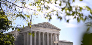 Corte Suprema de EEUU avala que Trump use la Ley de Enemigos Extranjeros Corte Suprema de EEUU avala que Trump use la Ley de Enemigos Extranjeros