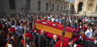 Miles de personas dicen adiós al Papa Francisco en la Basílica de San Pedro Miles de personas dicen adiós al Papa Francisco en la Basílica de San Pedro