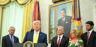 Retiran abruptamente a la prensa de la Oficina Oval, tras desmayo de una invitada Retiran abruptamente a la prensa de la Oficina Oval, tras desmayo de una invitada