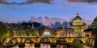 Se disparan precios de vuelos y hoteles en Roma; miles llegan para despedirse del Papa Se disparan precios de vuelos y hoteles en Roma; miles llegan para despedirse del Papa