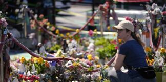 El quinto aniversario de George Floyd culmina con una vigilia con velas El quinto aniversario de George Floyd culmina con una vigilia con velas