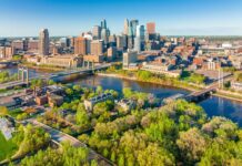 En Minnesota, los pechos femeninos desnudos en público ya no calificarán como “obscenos” Tribunal Supremo de Minnesota dictamina que los pechos desnudos de las mujeres en público no califican como "obscenos"