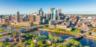 En Minnesota, los pechos femeninos desnudos en público ya no calificarán como “obscenos” Tribunal Supremo de Minnesota dictamina que los pechos desnudos de las mujeres en público no califican como "obscenos"