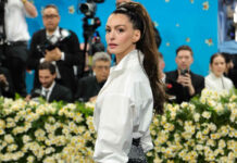 El rostro de Anne Hathaway causa revuelo en la Met Gala 2025 El rostro de Anne Hathaway causa revuelo en la Met Gala 2025