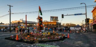 Oficiales buscan confianza en la Plaza George Floyd Oficiales buscan confianza en la Plaza George Floyd