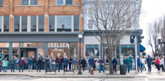 “Cadena” humana traslada 9.100 libros en dos horas para mudar una librería, en Detroit "Cadena" humana traslada 9.100 libros en dos horas para mudar una librería, en Detroit