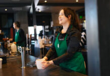 Huelga en Starbucks: nuevo código de vestimenta, los baristas protestan Huelga en Starbucks: nuevo código de vestimenta, los baristas protestan