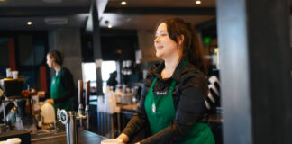 Huelga en Starbucks: nuevo código de vestimenta, los baristas protestan Huelga en Starbucks: nuevo código de vestimenta, los baristas protestan