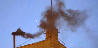 Humo negro tras la primera votación para elegir al nuevo Papa; no hay decisión Humo negro tras la primera votación para elegir al nuevo Papa; no hay decisión