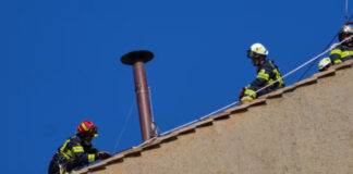 Vaticano instala chimenea sobre la Capilla Sixtina que indicará si hay nuevo papa Vaticano instala chimenea sobre la Capilla Sixtina que indicará si hay nuevo papa